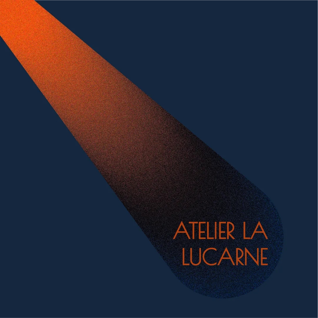 Affiche graphique Atelier La Lucarne : bâtonnets orange en dégradé sur fond bleu nuit, mention « Poster design Illustrator ».