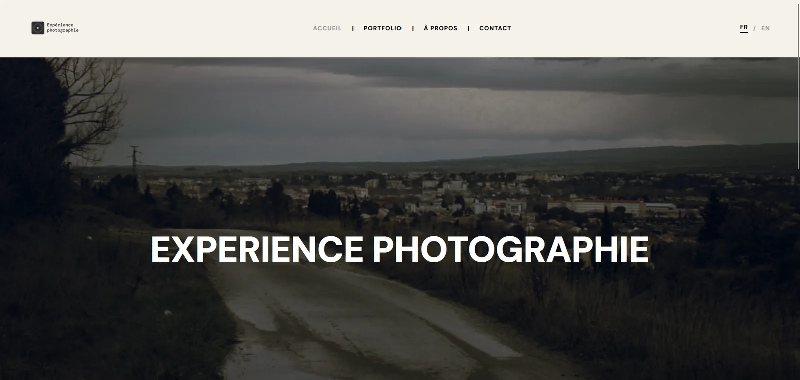 Page d'accueil du site Expérience Photographie : le titre en grandes lettres blanches sur une photo de route de campagne au crépuscule.