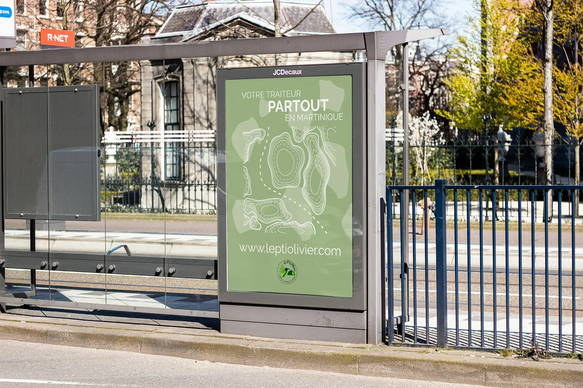 Affiche « Votre traiteur partout en Martinique » pour Le P'ti Olivier, présentée sur un abribus.