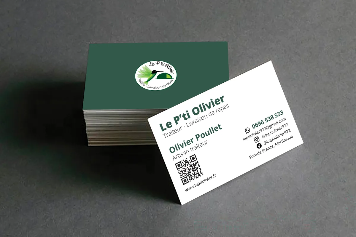 Cartes de visite du traiteur Le P'ti Olivier : recto vert avec le logo, verso blanc avec les coordonnées et un QR code.